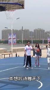 大黑牛水平如何？李晨跟妹纸一起打球