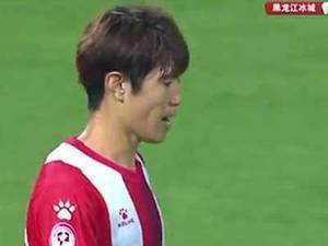 解说都看不下去！李建滨中甲赛场多次暴力犯规