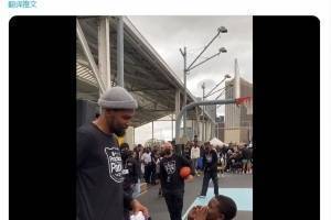 KD与小球迷亲切互动 NBA官方：你是有史以来最好的球员❤️