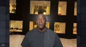 最豪气的直播间?乔丹网络直播房间后墙满是奖杯