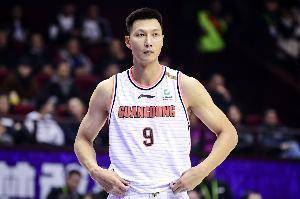 王者归来！易建联开场三分半钟4投4中个人连得10分！