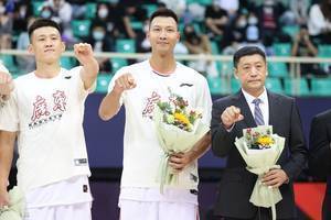 易建联转发沈梓捷&赵睿祝福:没什么伤得了初心 我们一起加油!