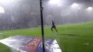 公然划水🤣！英甲普利茅斯球员暴雨中艰难进球后游泳庆祝