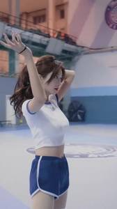谁能拒绝一个会打篮球的女孩呢？