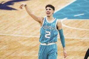 三球揭幕战砍下至少30分5助5板 NBA史上最年轻达成此成就球员