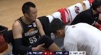 🎥韩德君防守时落地踩到于德豪后崴脚 接受治疗后回到比赛