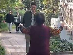 中超重庆门将陈钊屈膝抱外婆走红