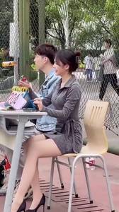 学校还真会安排，能找到如此美丽的小姐姐
