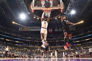 Shams:NBA或将制定新规限制快攻中的战术犯规