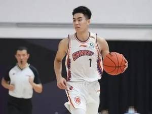 确实飘逸！上海男篮小将李添荣转身灵动上篮