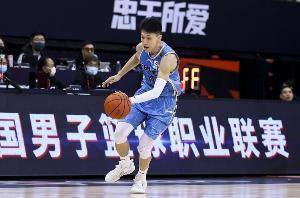 宋翔：刘晓宇初步诊断为普通崴脚 目前有点肿&但问题不大