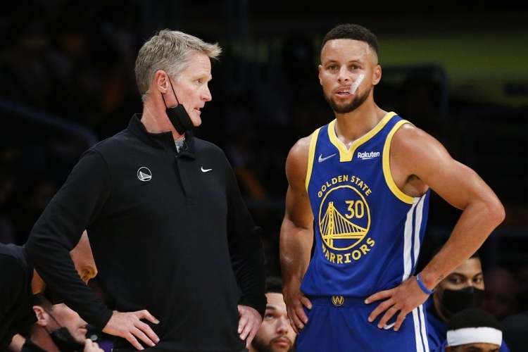 库里:黄蜂频繁换防让我们没有空间 我有些着急随后就盲目出手了