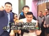 郭艾伦生日夜连拉带拽被队友拍蛋糕 杨鸣指导亲自上阵指挥🤣