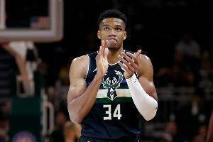 字母出场30分钟砍下至少30分20板5助 自ABA与NBA合并以来首位