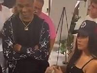 赌罚球不敌女网红 布朗尼当场脱下2000美元球鞋&尴尬光脚离场