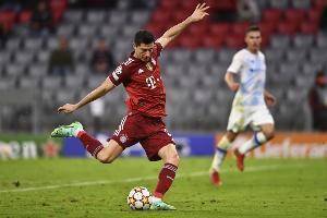 体图：在莱万抱怨拿球和进球的机会少之后，纳格尔斯曼与他谈话
