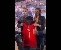 刘国梁现身丰田中心观看比赛 获赠火箭1号球衣