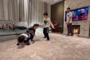 亲子时光！梅西连续&ldquo;戏耍&rdquo;三个儿子，马特奥飞铲弟弟西罗😂