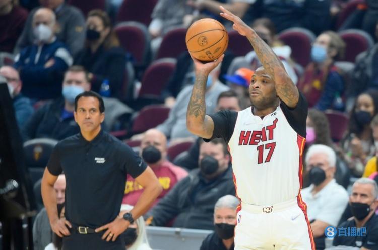 塔克15投9中砍下23分9板5助1帽 得分赛季&三分8中5