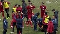 地狱到天堂！梅州客家全队庆祝冲超成功！