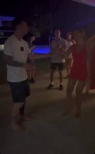 舞姿如何？😂安东内拉晒视频：与梅西在派对悠闲跳舞，相拥接吻