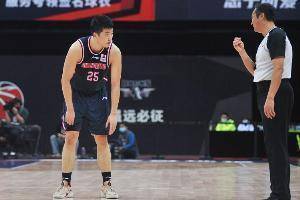 关辛：张皓嘉伤情为第五跖骨骨折 张昊遭遇严重崴脚