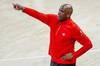 随队记者：老鹰主帅麦克米兰和中锋吉昂解除了健康安全协议