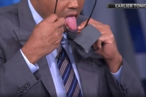 辣眼睛！巴克利在节目直播中用舌头舔眼镜片