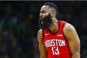 四年前的今天：哈登狂砍60+10+11 NBA历史上唯一一次60+三双