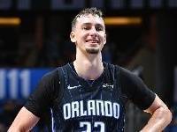 稳定发挥！小瓦格纳13投7中得17分4板2助 助魔术客场取胜