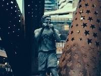 猛龙传奇！加拿大媒体晒凯尔-洛瑞在多伦多市内的雕像