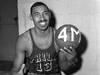 1967年的今天：张伯伦打满全场摘下41板创NBA季后赛篮板纪录