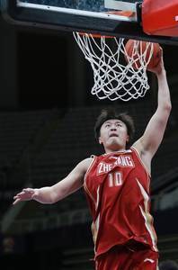 少有的亮点！刘泽一11投7中砍球队最高分17分 摘下5前场板