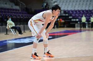 手感冰凉！吴前上半场6投仅1中得到3分 三分4投0中