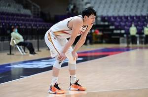 手感冰凉!吴前上半场6投仅1中得到3分 三分4投0中