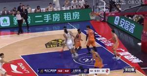 😂大秋狠起来自己人都撞！胡金秋篮下顶开奥卡福上篮得手