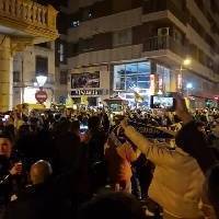 🎥氛围真棒！淘汰拜仁晋级，比利亚雷亚尔球迷小镇街头高歌