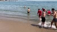 开启春游模式🏖️法兰克福官推晒球员在巴塞罗那海边玩水视频