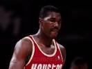 1996年的今天：奥拉朱旺超越贾巴尔成为NBA历史盖帽王
