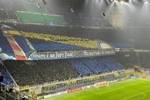 国米球迷打出巨型TIFO：爱是暴风雨中岿然不动的灯塔