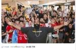 🔥美媒晒哈登和中国球迷合照：哈登T恤上写着&ldquo;我就是体系&rdquo;