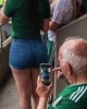 别人看球，大爷你在干什么😅