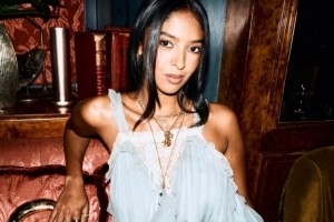 科比大女儿娜塔莉亚晒巴黎活动造型照 一袭浅色长裙亮相状态吸睛